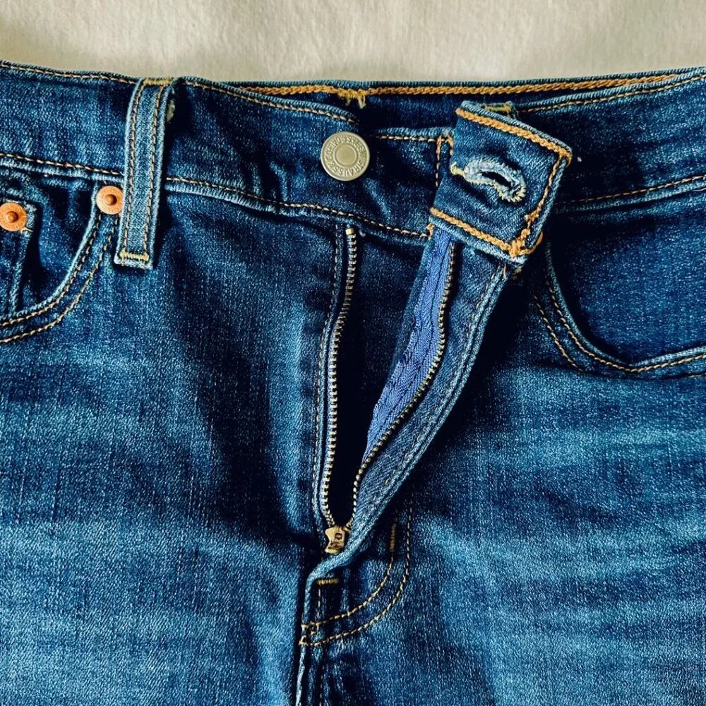 LEVI’S 501 Raw Hem Denim Shorts - Picture 3 of 6